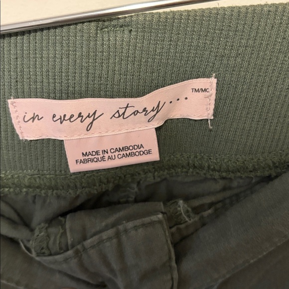 Women’s Green Cargo Capris - Picture 2 of 3